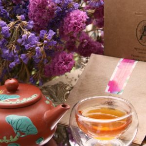 tetera, taza de bouquet frente a ramo de flores