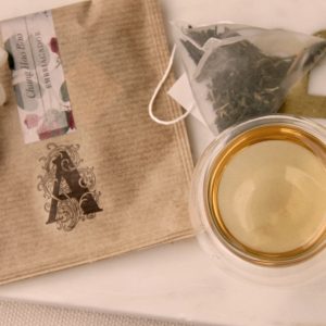 taza, sobre, pirámide